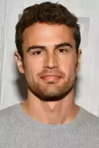 Photo de Theo James